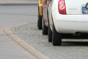 Nur bei einem entsprechenden Verkehrsschild darf der Gehweg zum Parken genutzt werden.