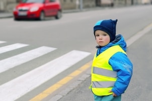 Verkehrssicherheit im Winter: Kinder müssen im Straßenverkehr gut sichtbar sein. Reflektorwesten helfen.