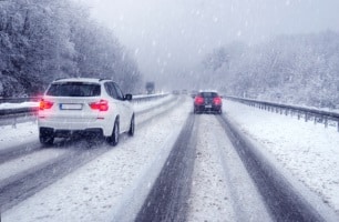 Um die Verkehrssicherheit im Winter zu bewahren, müssen sich Autofahrer gut vorbereiten und angepasst fahren.