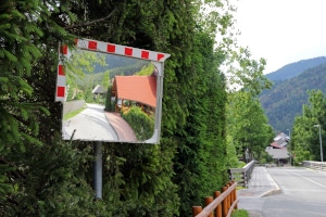 Ein Verkehrsspiegel an einer Ausfahrt kann den Blickwinkel vergrößern.