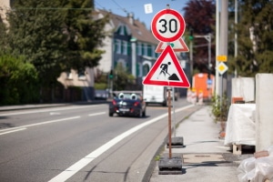 Das Verkehrszeichen 123 dient als Baustellenbeschilderung.