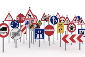 Verkehrszeichen aufstellen: Welche Vorschrift muss Beachtung finden?