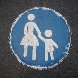 Verkehrszeichen 239: Gehweg - Gehen hier Kinder, sollten Sie besonders aufmerksam fahren.