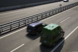 Vorfahrt auf der Autobahn haben die Fahrzeuge auf der Autobahnfahrbahn