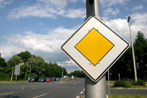 Dieses Schild kennzeichnet eine Vorfahrtsstraße.