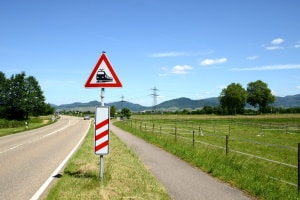 Warnbake: Vor einem Bahnübergang sind diese üblich.