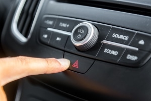 Für das Warnblinklicht muss ein eigener Schalter im Fahrzeug vorhanden sein.