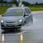 Was versteht man unter Aquaplaning in der Physik?