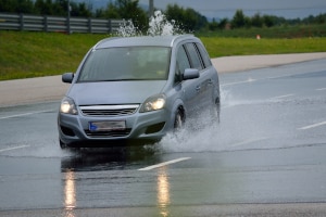 Was versteht man unter Aquaplaning in der Physik?