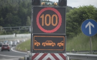 In bestimmten Fällen können Wechselverkehrszeichen mit einem Blitzer kombiniert sein.