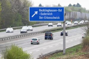 Wie sehen die Wegweisungen auf einer Autobahn aus?