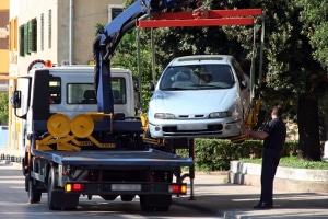 Wie lange darf der Abschleppdienst mein Auto einbehalten?