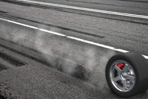 Mit Winterreifen im Sommer ist ein Unfall möglich - außerdem verschleißen die Reifen schneller. 