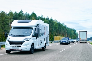 Fahren mit dem Wohnmobil: Welche Regeln gelten und  was droht bei Verstößen?