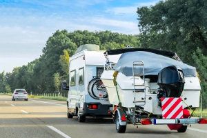 Außerorts fahren mit dem Wohnmobil: Die Verkehrsregeln geben eine bestimmte Höchstgeschwindigkeit vor.