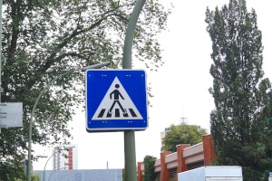 Auf einen Zebrastreifen weist dieses Verkehrszeichen hin.