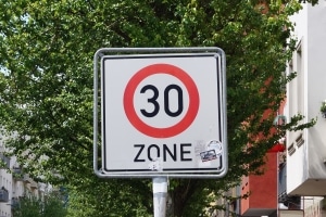 Werden Sie in einer Zone-30 geblitzt mit 50 km/h oder mehr, kann dies teuer werden.