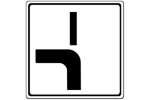 Das Zusatzzeichen 1002-12 zeigt in Kombination mit dem Schild "Vorfahrtstraße" den Verlauf einer Straße.